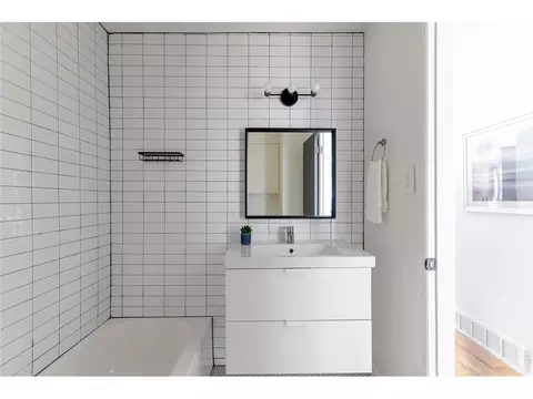 Bath - 620 S 42nd St, Boulder, CO 80305 photo 3 of 4