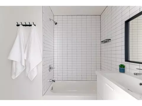 Bath - 620 S 42nd St, Boulder, CO 80305 photo 4 of 4