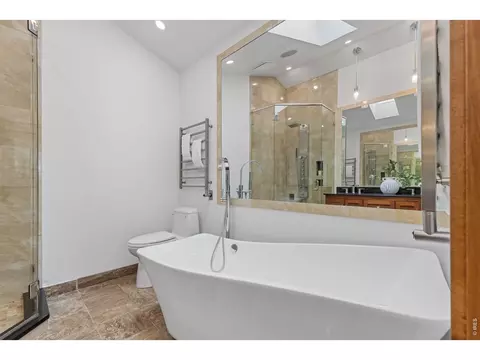 Bath - 943 10th St, Boulder, CO 80302 photo 3 of 4