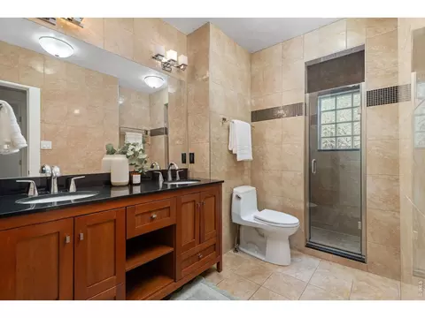 Bath - 943 10th St, Boulder, CO 80302 photo 2 of 4