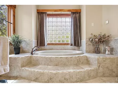 Bath - 2114 Shoreside Dr, Berthoud, CO 80513 photo 2 of 5