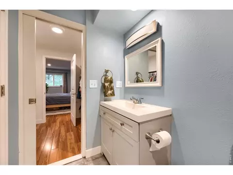 Bath - 1546 Greenbriar Blvd, Boulder, CO 80305 photo 2 of 3