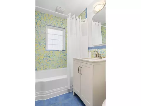 Bath - 2915 11th St, Boulder, CO 80304 photo 1 of 1