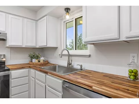 Kitchen - 5009 Gary Dr, Berthoud, CO 80513 photo 2 of 3