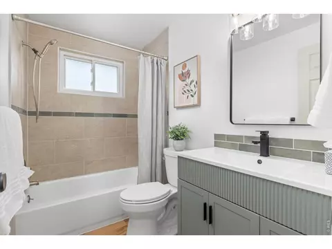 Bath - 5009 Gary Dr, Berthoud, CO 80513 photo 2 of 2