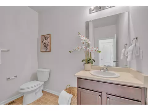 Bath - 25447 E 4th Ave, Aurora, CO 80018 photo 4 of 5