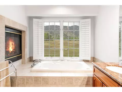 Bath - 3917 Orchard Ct, Boulder, CO 80304 photo 3 of 9
