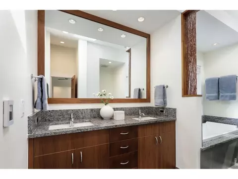 Bath - 900 6th St, Boulder, CO 80302 photo 3 of 6