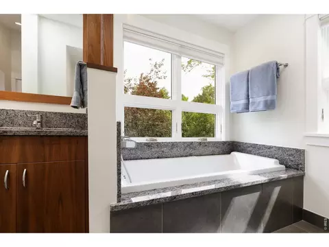 Bath - 900 6th St, Boulder, CO 80302 photo 4 of 6