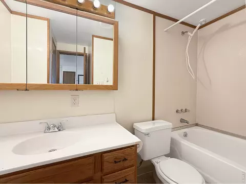 Bath - 901 Phelps St, Sterling, CO 80751 photo 2 of 4