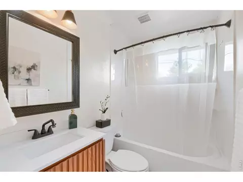 Bath - 1069 Berea Dr, Boulder, CO 80305 photo 1 of 1