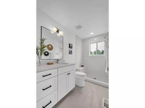 Bath - 1495 Chambers Dr, Boulder, CO 80305 photo 2 of 5