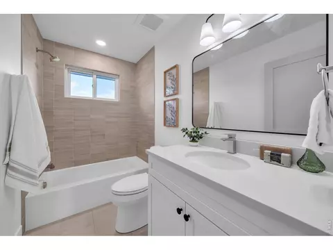 Bath - 1495 Chambers Dr, Boulder, CO 80305 photo 3 of 5