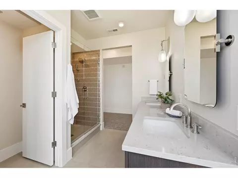 Bath - 1629 17th #A, Boulder, CO 80302 photo 2 of 4