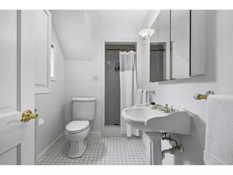 Bath - 616 Pine St, Boulder, CO 80302 photo 4 of 5