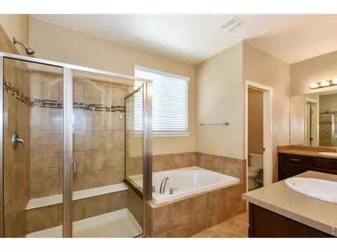 Bath - 2157 Longfin Dr, Windsor, CO 80550 photo 2 of 4