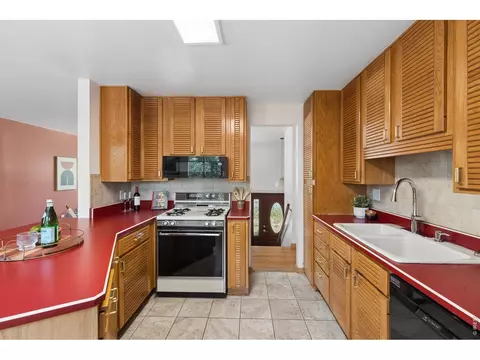 Kitchen - 727 Ithaca Dr, Boulder, CO 80305 photo 2 of 3