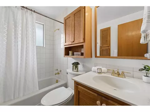 Bath - 727 Ithaca Dr, Boulder, CO 80305 photo 1 of 2