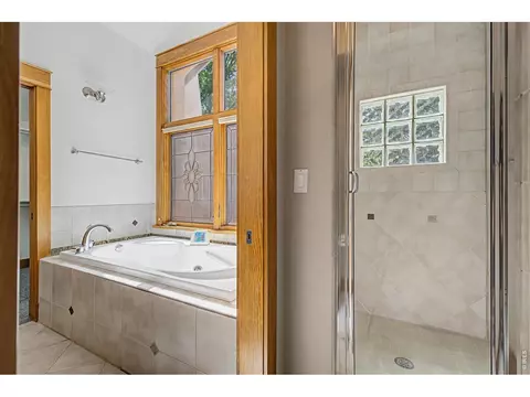 Bath - 610 Streamside Ln, Boulder, CO 80302 photo 3 of 5