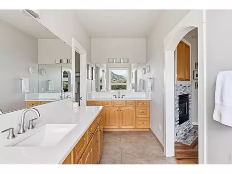 Bath - 814 Mountain View Dr, Lyons, CO 80540 photo 2 of 9
