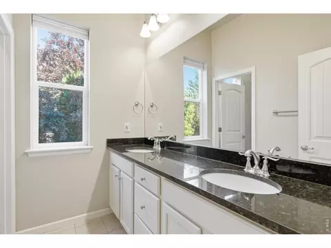 Bath - 882 Jenny Ln, Berthoud, CO 80513 photo 2 of 4