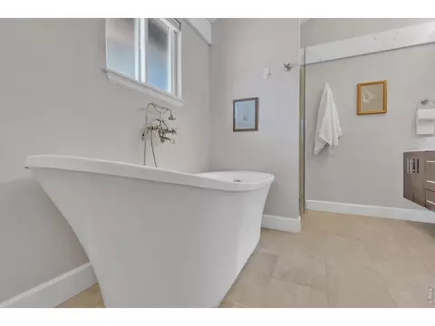 Bath - 1490 Chambers Dr, Boulder, CO 80305 photo 2 of 7