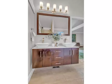 Bath - 1490 Chambers Dr, Boulder, CO 80305 photo 3 of 7