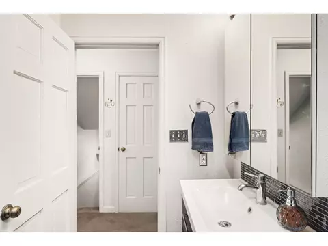 Bath - 1155 Wagonwheel Gap Rd, Boulder, CO 80302 photo 2 of 4
