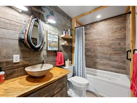 Bath - 204 Coughlin Meadows Rd, Boulder, CO 80302 photo 3 of 5
