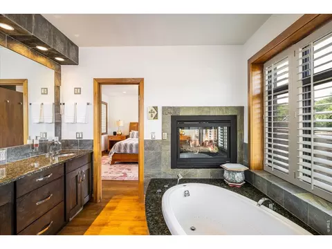 Bath - 820 Pearl St #E, Boulder, CO 80302 photo 4 of 6