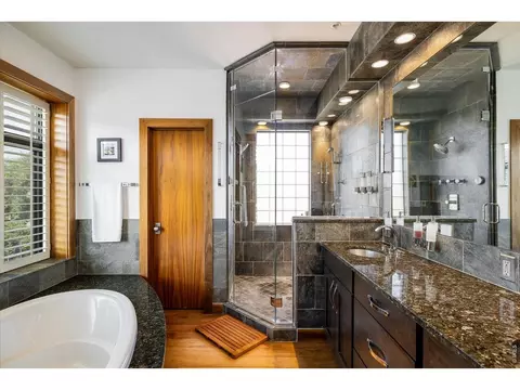 Bath - 820 Pearl St #E, Boulder, CO 80302 photo 3 of 6