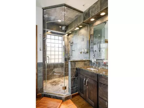 Bath - 820 Pearl St #E, Boulder, CO 80302 photo 5 of 6