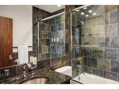 Bath - 820 Pearl St #E, Boulder, CO 80302 photo 6 of 6