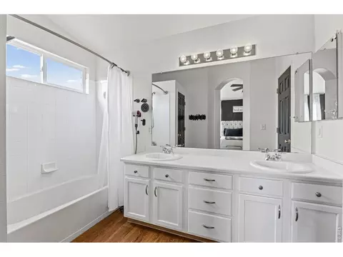 Bath - 18132 E Linvale Dr, Aurora, CO 80013 photo 2 of 3