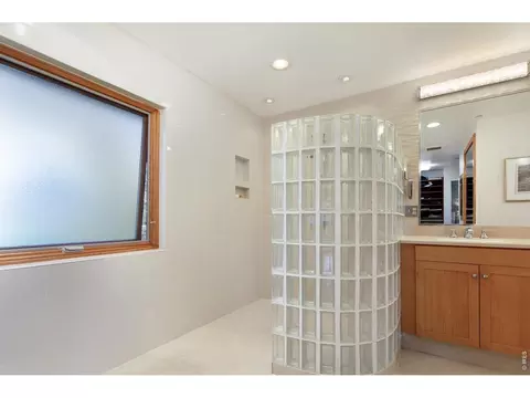 Bath - 8929 Tahoe Ln, Boulder, CO 80301 photo 2 of 3