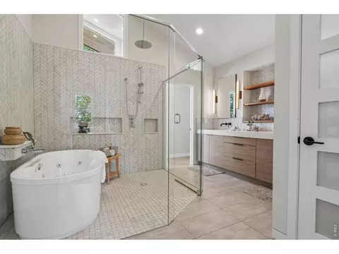 Bath - 2905 Vassar Dr, Boulder, CO 80305 photo 2 of 8