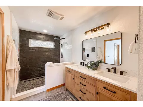Bath - 1108 Eagle Dr, Lyons, CO 80540 photo 2 of 6