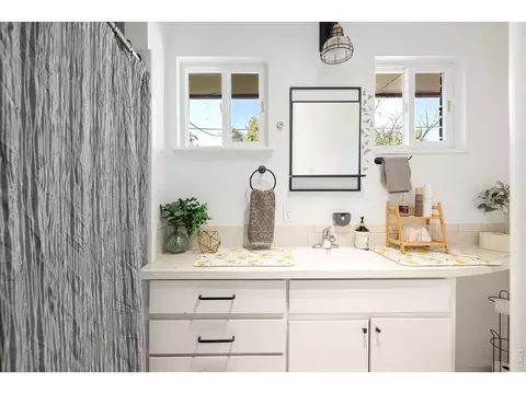 Bath - 905 36th St, Boulder, CO 80303 photo 2 of 2