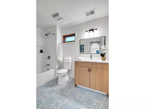 Bath - 3565 Martin Dr, Boulder, CO 80305 photo 3 of 4