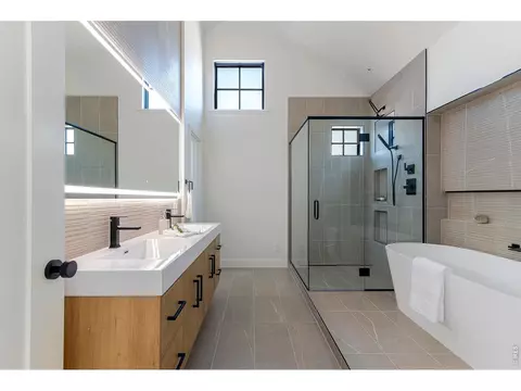Bath - 2045 Alpine Dr, Boulder, CO 80304 photo 2 of 8