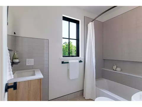 Bath - 2045 Alpine Dr, Boulder, CO 80304 photo 4 of 8