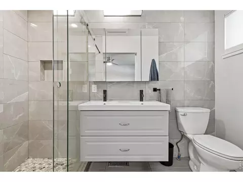 Bath - 2910 19th St, Boulder, CO 80304 photo 2 of 3
