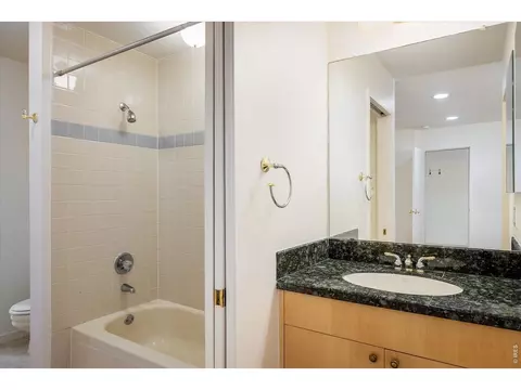 Bath - 836 Walnut St #B, Boulder, CO 80302 photo 3 of 3