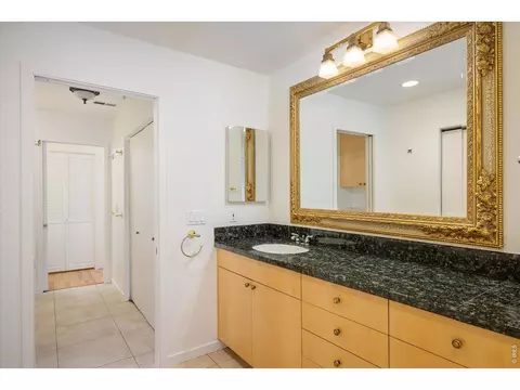 Bath - 836 Walnut St #B, Boulder, CO 80302 photo 2 of 3