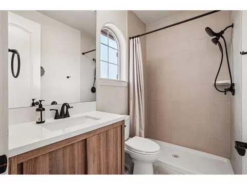 Bath - 1030 Berthoud Peak Dr, Berthoud, CO 80513 photo 3 of 4