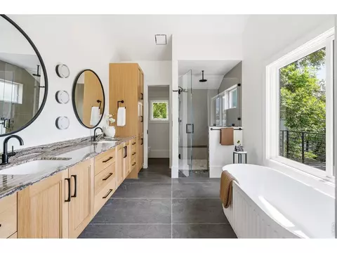 Bath - 1918 Pine St, Boulder, CO 80302 photo 2 of 4
