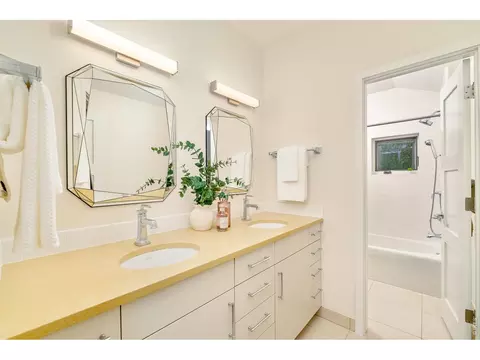 Bath - 3007 10th St, Boulder, CO 80304 photo 2 of 5