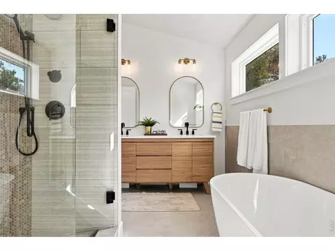 Bath - 1475 Oak Pl, Boulder, CO 80304 photo 7 of 7