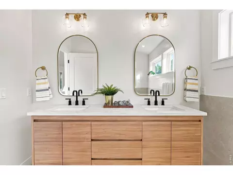 Bath - 1475 Oak Pl, Boulder, CO 80304 photo 3 of 7