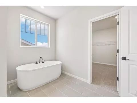 Bath - 364 Rustic Barn Ln, Berthoud, CO 80513 photo 2 of 4